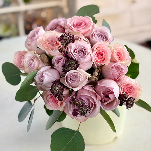 シャビ―なピンクバラにシックな濃い色味の小花を効かせたニュアンスカラーのブーケ